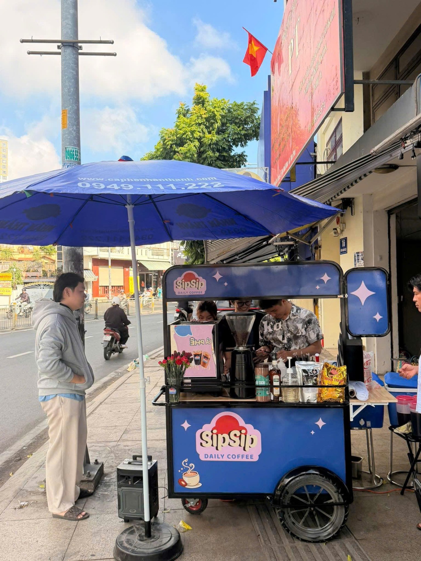 Đội ngũ Nhân Thành hỗ trợ chủ quán
